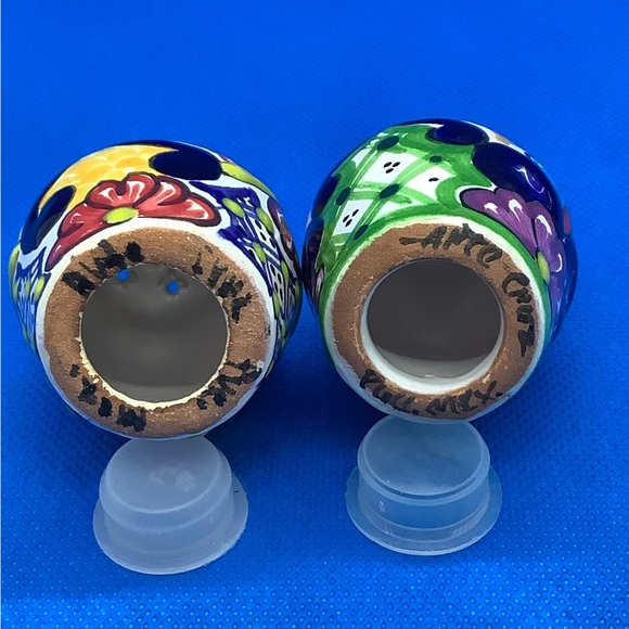 Multi Coloured Salt & Pepper Shakers Folk Art Style Signed - Picture 5 of 6